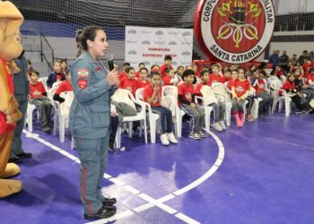 80 novos Bombeiros Mirins celebram formatura com emoção e tradicional banho de mangueira