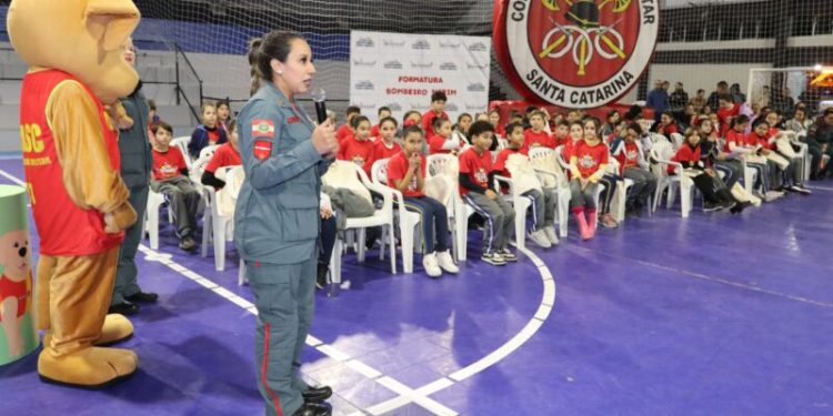 80 novos Bombeiros Mirins celebram formatura com emoção e tradicional banho de mangueira