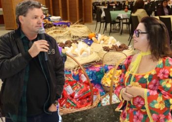 Governador Celso Ramos celebra alegria em festa caipira para grupos de mães e idosos com música, dança e diversão