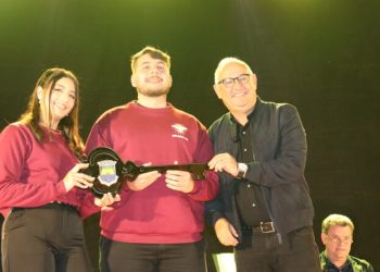 Prefeito entrega chaves da cidade e destaca tradição na abertura da Festa do Divino