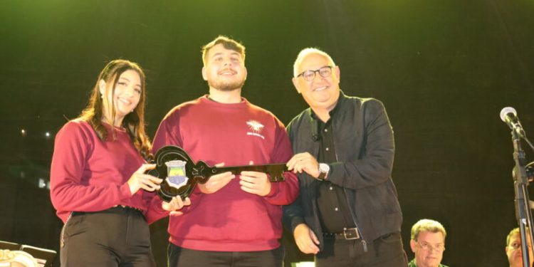 Prefeito entrega chaves da cidade e destaca tradição na abertura da Festa do Divino