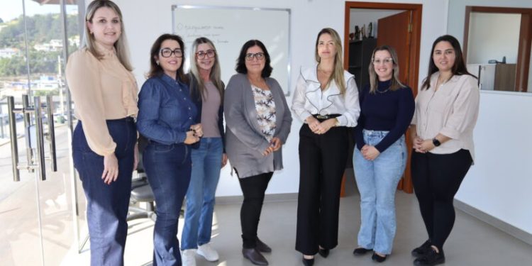 Secretaria de Ação Social apresenta Serviço Família Acolhedora em reunião com Procuradoria Municipal e Secretaria de Saúde