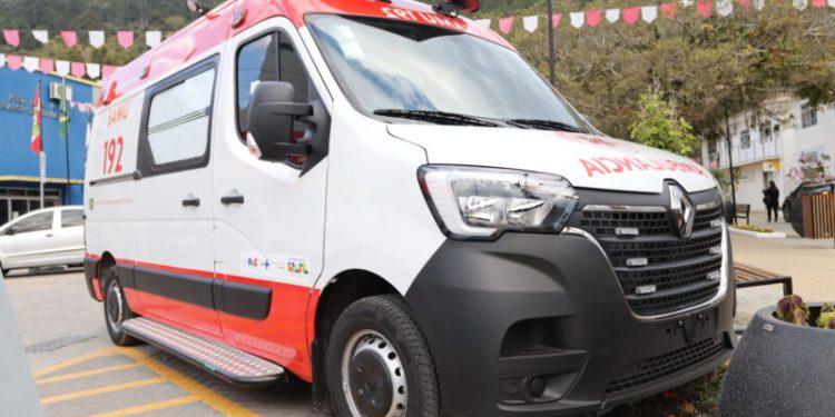Governador Celso Ramos recebe nova ambulância do SAMU 192