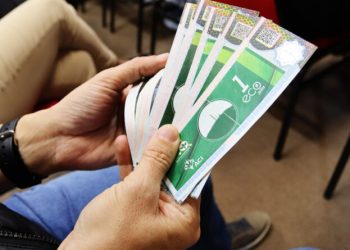 Governador Celso Ramos recebe palestra sobre Projeto EcoPila, iniciativa que incentiva troca de lixo reciclável por moeda social
