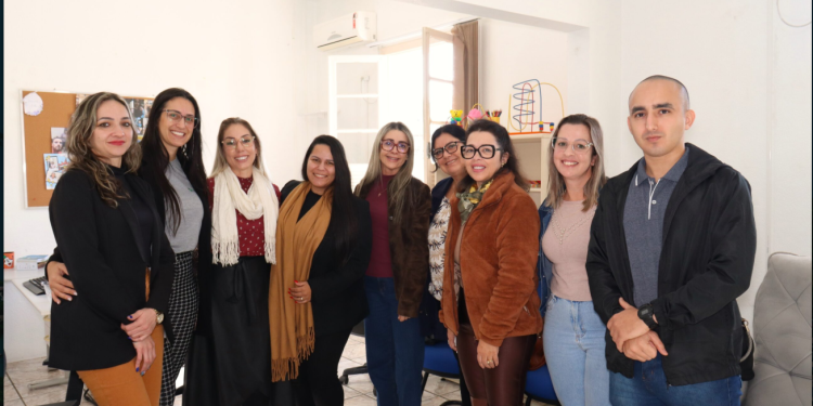 Serviço Família Acolhedora: Sec. de Ação Social de Governador Celso Ramos conhece modelo bem-sucedido em Santo Amaro da Imperatriz