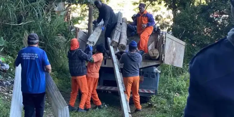 Fiscalização em São José: Prefeitura remove material de construção em área de preservação no Bairro Serraria