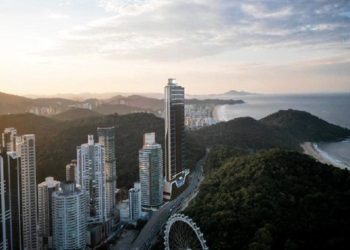Arranha-céus agora invadem a Estrada da Rainha em Balneário Camboriú