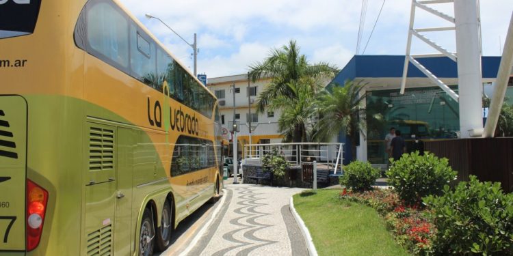 Explosão de ‘hermanos’: argentinos vindos de ônibus crescem 177% em Balneário Camboriú