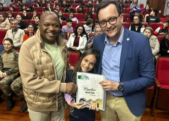 Teatro Adolpho Mello lotado no lançamento do projeto Monitor Mirim em São José