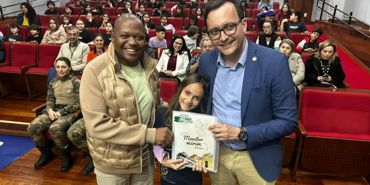 Teatro Adolpho Mello lotado no lançamento do projeto Monitor Mirim em São José