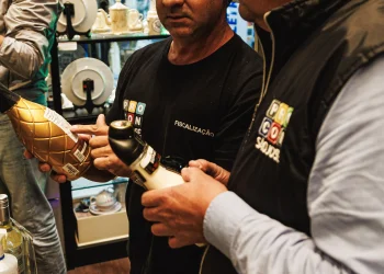 Operação em São José apreende bebidas adulteradas e vencidas em estabelecimentos comerciais