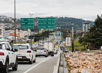 São José instala pedras e prepara nova iluminação na marginal da Via Expressa para coibir ocupações irregulares
