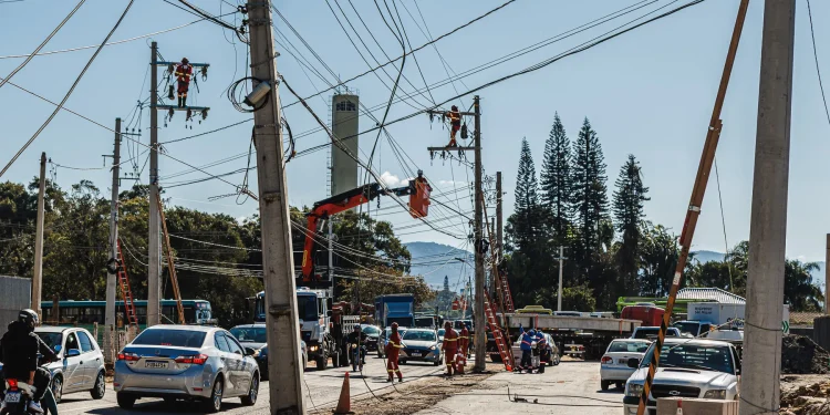 Troca da fiação de telefonia altera trânsito nesta quarta-feira (13) no bairro Forquilhas