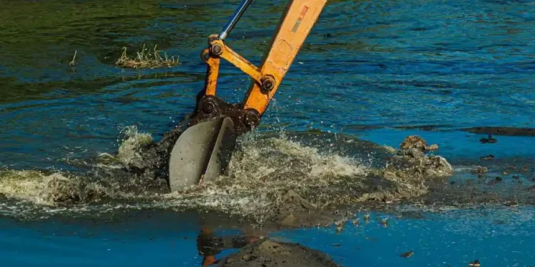 Prefeitura realiza limpeza no Rio Araújo e fecha trecho da Rua Álvaro Tolentino nesta segunda (11)