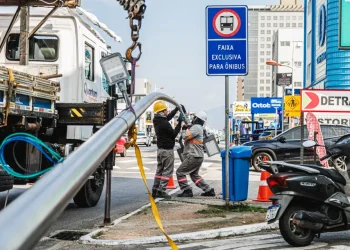 Novos postes de iluminação são instalados na Avenida Presidente Kennedy e obras avançam para a Beira-Mar de São José