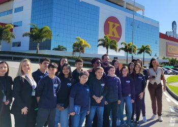 Vereadores mirins de Biguaçu visitam centro de administração e distribuição da empresa Koerich