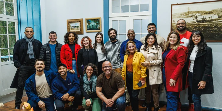 PAC 2025 inicia nova etapa com assinatura de contrato com artistas oficineiros em São José