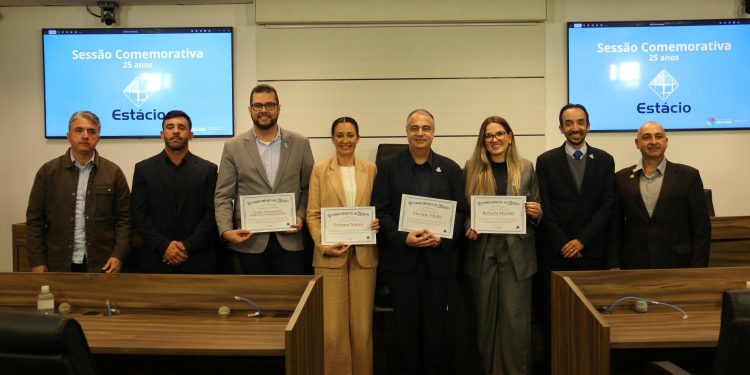 Sessão Solene condecorou 15 personalidades com a Medalha de Mérito Legislativo