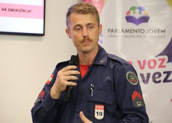Parlamento Jovem recebe palestra sobre práticas de salvamento e combate a incêndios