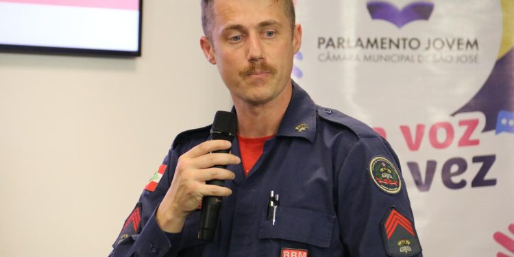 Parlamento Jovem recebe palestra sobre práticas de salvamento e combate a incêndios