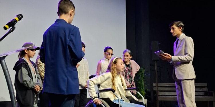 Estudantes usam teatro para conscientização no trânsito em festival da PRF