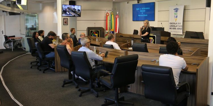 Servidores da Câmara Municipal de São José participam de curso sobre gestão financeira
