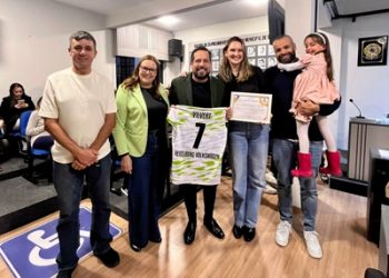 Vereador João Luiz Luz presta merecida homenagem a atleta de voleibol, Adriani Vilvert Joaquim na Câmara de Vereadores