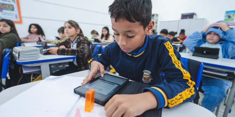 Secretaria de Educação inicia implantação de novo modelo de laboratório de tecnologia