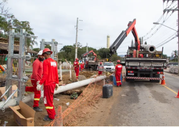 Obras de rotatória em Forquilhas avançam com retirada de postes e realocação da fiação elétrica na sexta-feira (8)