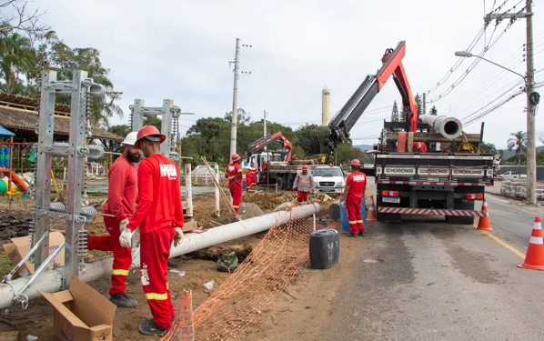 Obras de rotatória em Forquilhas avançam com retirada de postes e realocação da fiação elétrica na sexta-feira (8)