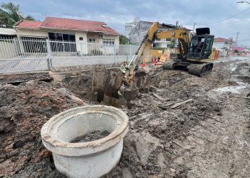Empresa abandona obra da Casan na Rua Sete de Setembro, no Centro de Biguaçu
