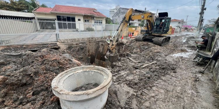 Empresa abandona obra da Casan na Rua Sete de Setembro, no Centro de Biguaçu