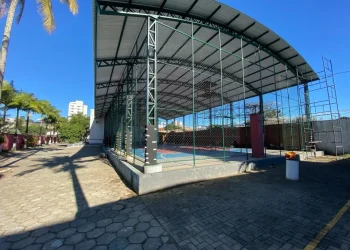 Quadra poliesportiva renovada marca retorno às aulas no CEM Flávia Scarpelli Leite, em São José
