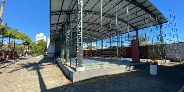 Quadra poliesportiva renovada marca retorno às aulas no CEM Flávia Scarpelli Leite, em São José