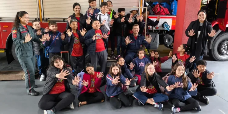 Alunos de São José vivenciam rotina no quartel dos Bombeiros Militar