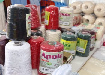 Prefeitura de Governador Celso Ramos entrega kits de artesanato a grupos de mães e idosos para fortalecer vínculos comunitários