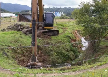 Prefeitura de São José inicia limpeza de córrego no Loteamento Bosque da Pedra após recorrentes alagamentos