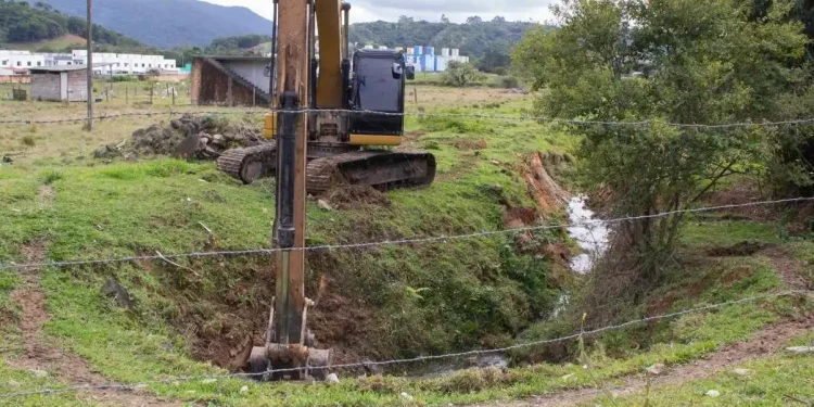 Prefeitura de São José inicia limpeza de córrego no Loteamento Bosque da Pedra após recorrentes alagamentos