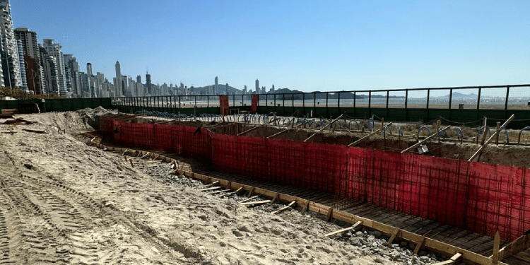 Como muro subterrâneo de 6 km em praia de Balneário Camboriú vai proteger orla da maré alta