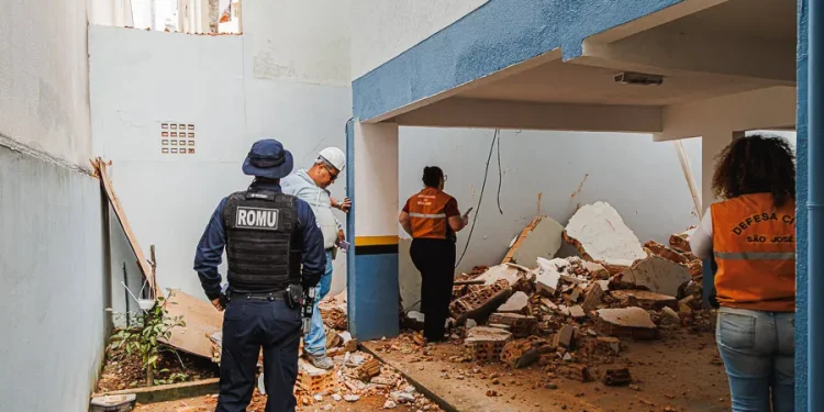 Defesa Civil e Guarda de São José atuam rapidamente após queda de muro em prédio no bairro Campinas