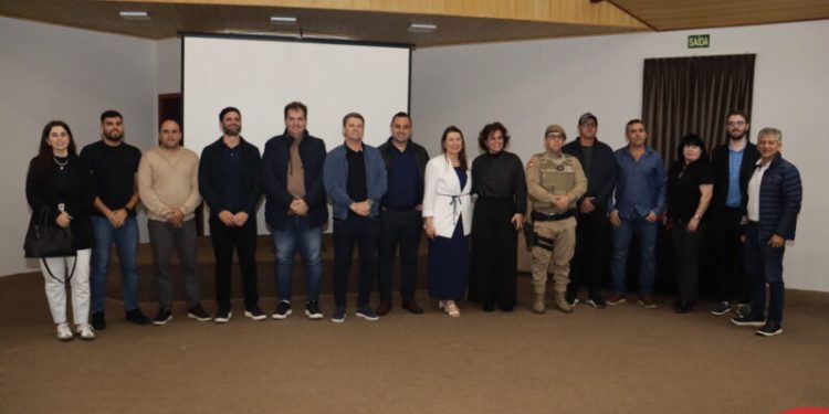 Desenvolvimento sustentável do turismo é tema de palestra com secretária da cidade de Penha