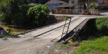 Prefeitura de São José vai recuperar ponte de madeira danificada por caminhão na Colônia Santana