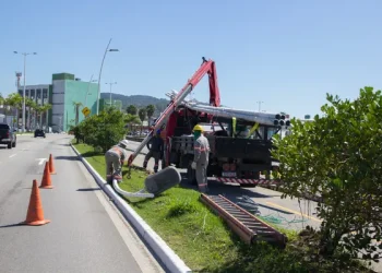 Equipes retomam obras de modernização da iluminação em LED na Beira-Mar de São José