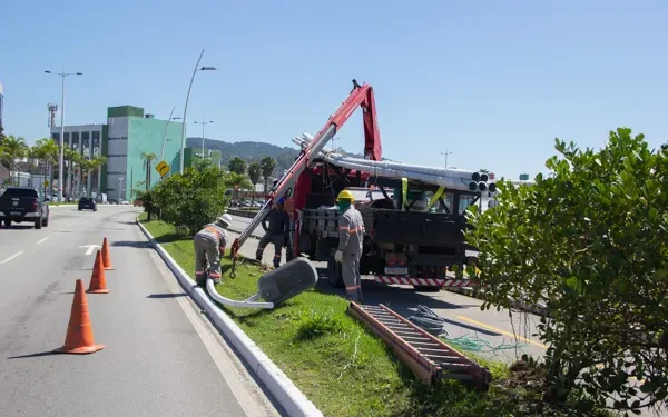 Equipes retomam obras de modernização da iluminação em LED na Beira-Mar de São José