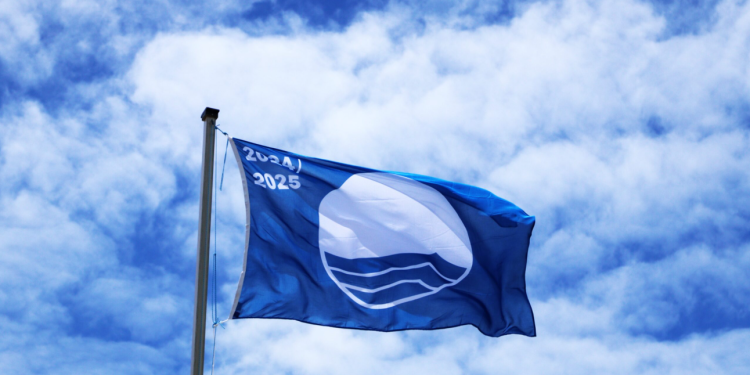 Dez anos de excelência com o Bandeira Azul: Praia Grande mantém certificação e Praia das Cordas renova o selo