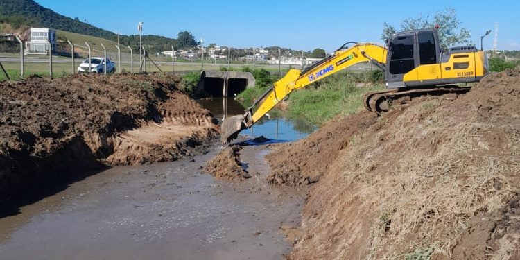 Prefeitura acelera plano de contingência e executa ações de desassoreamento para mitigar efeitos do El Niño na cidade