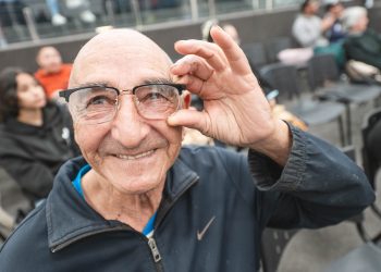 Moradores de Biguaçu recebem óculos de grau gratuitos