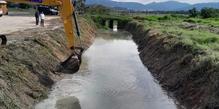 Prefeitura dá seguimento a ações de desassoreamento para minimizar impactos do El Niño no município