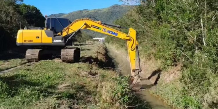 Secretaria de Agricultura e Pecuária, Secretaria de Obras e Defesa Civil Municipal atuam no Bairro Areias de Baixo em ação preventiva