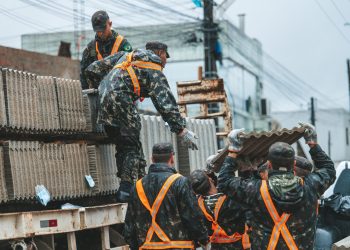 Prefeitura de Biguaçu inicia distribuição de telhas e segue mobilizada na Operação Granizo